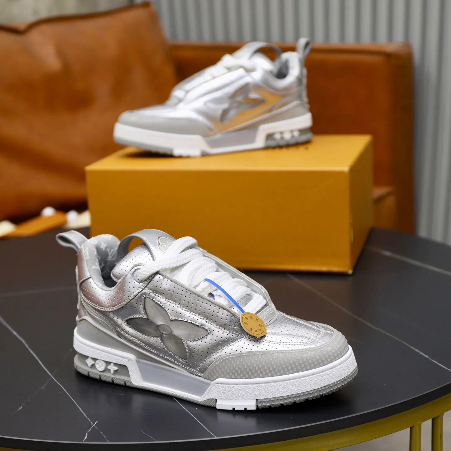 Ex-factory price: 860💰LV Couple👫Louis Vuitton TRAINER sneakers classic Louis Vuitton men's artistic director Virgil Abloh picked inspiration to create this LV Trainer sneaker. Yingze crystal inlays present a colorful effect. VS can be matched with two gorgeous effect colors. The LV letter logo badge on the tongue is gorgeous and noble. The LV letter is decorated on the side. The outsole is decorated with a Monogram flower pattern. It shows the trend of elegance and nobility! Men's and women's models: 35-46